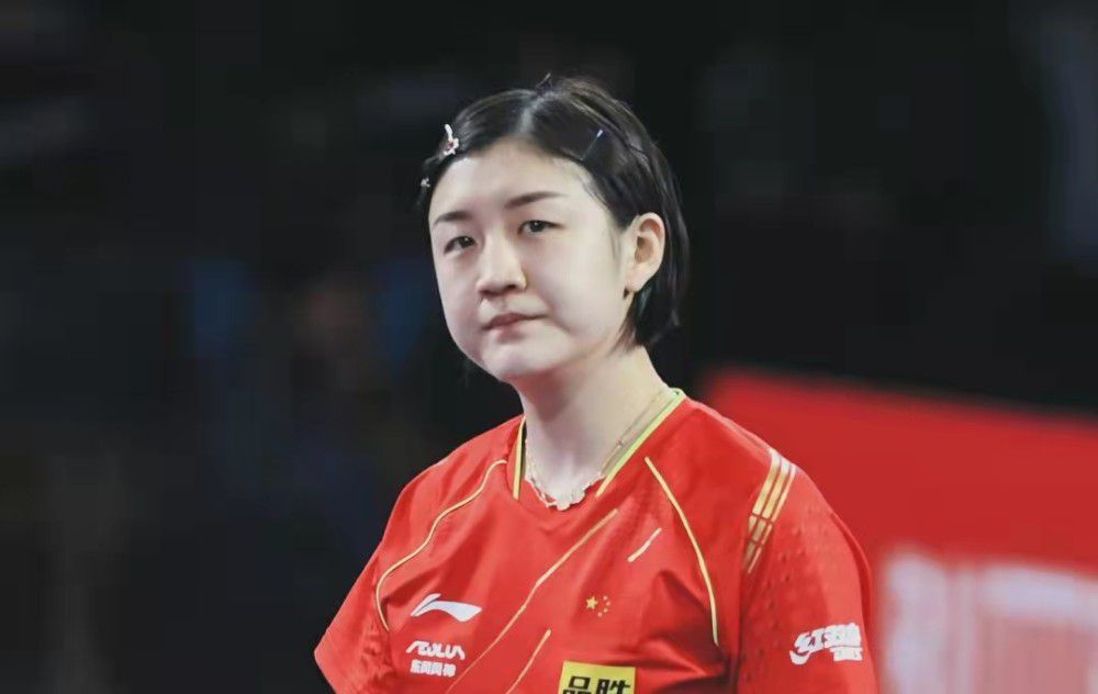在她的身上，我们看不到岁月的痕迹，只有那似乎永不消褪的自信与从容。